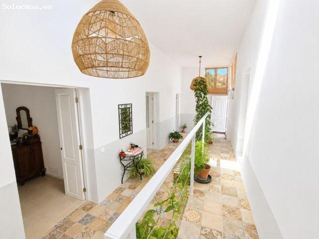 Espectacular casa tradicional canaria reformada con diseño exclusivo, jardín y terrazas