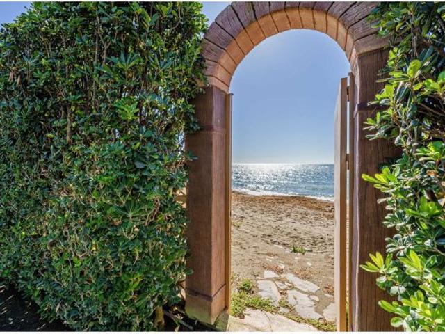 ESPECTACULAR CASA A PIE DE PLAYA ESTEPONA