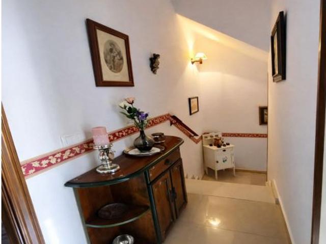 Espectacular Casa Casi a Estrenar de 4 Hab. con Patio, Chimenea y Azotea Junto a la Plaza Principal