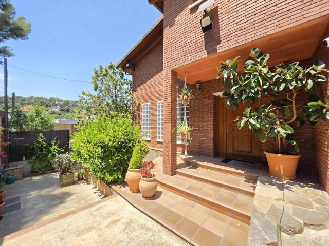 Espectacular casa con jardín, piscina, buhardilla, parking para varios coches y placas solar