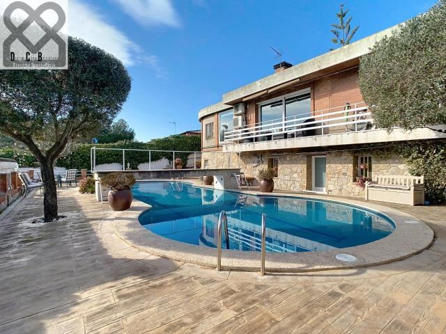 ESPECTACULAR CASA CON JARDÍN Y PISCINA RODEADA DE NATURA EN SANT QUIRZE
