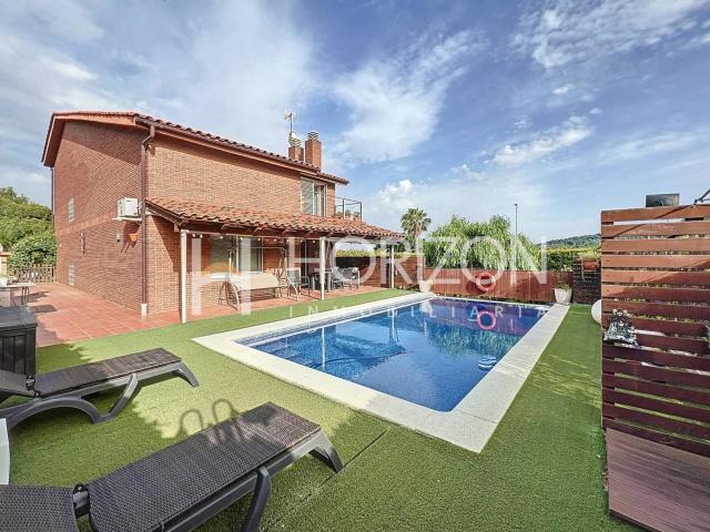 ESPECTACULAR CASA CON PISCINA Y JARDÍN EN CORBERA DE LLOBREGAT!