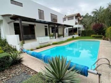 Espectacular casa con Piscina dentro de Urbanización en la Viña. Piscina