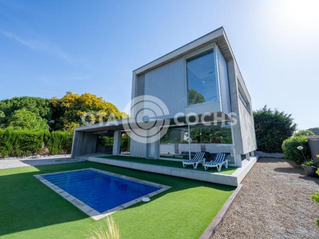 ESPECTACULAR CASA DE DISEÑO EN CAMBRILS