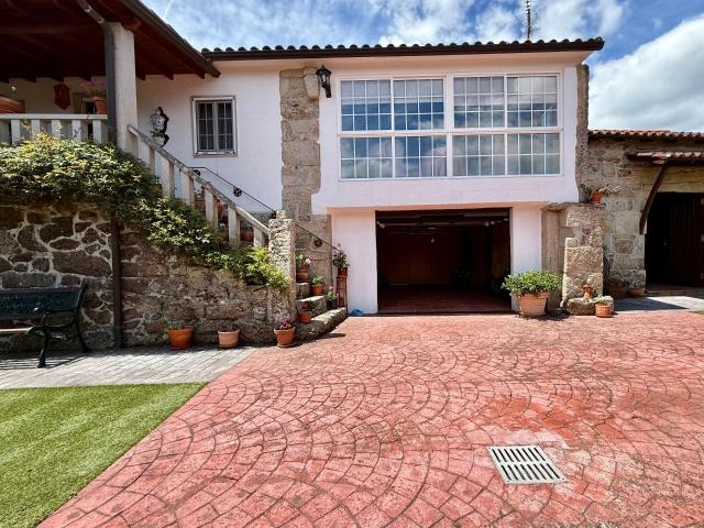 ESPECTACULAR CASA DE PIEDRA CON PISCINA Y JARDIN EN SAN AMARO