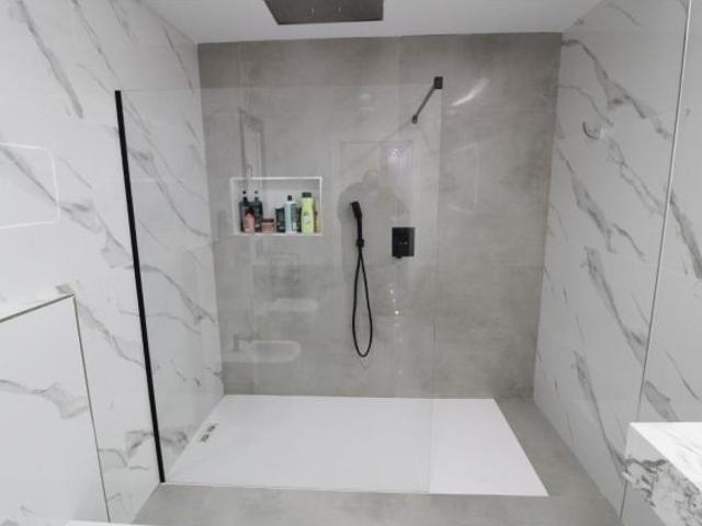 Espectacular Casa de Pueblo Moderna: ¡Tu Oasis Privado con Piscina y 90m2 de Patio!