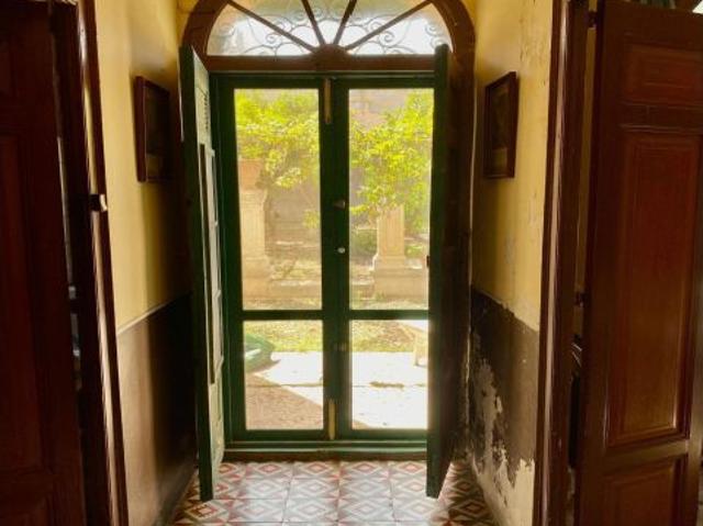 Espectacular casa del siglo XIX, con jardín interior de 80m2