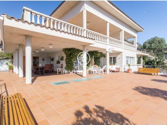 Espectacular casa en venta en Alella con piscina y vistas al mar