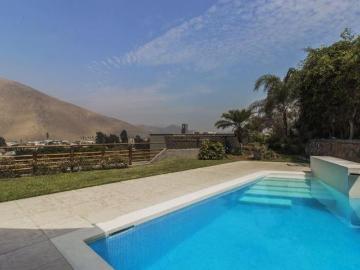 Espectacular casa en exclusivo condominio con piscina y vista panorámica