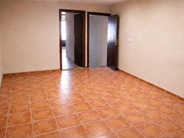 Espectacular casa en la plaza del pueblo con opción de negocio
