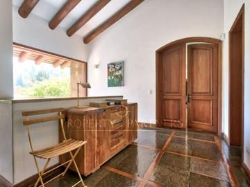 Espectacular casa Mediterranea en condominio no perimetral. El Huinganal