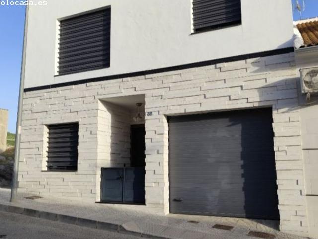 Espectacular casa moderna con gran patio y 211 m² en Alameda
