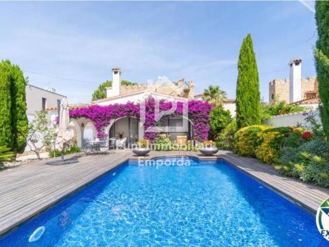 Espectacular casa reformada con piscina en Empuriabrava
