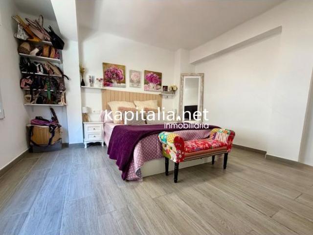 ¡Espectacular casa reformada practica con terraza, diseño y máxima tranquilidad!