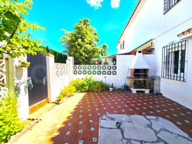 ESPECTACULAR CHALET ADOSADO A 300 METROS DE LA PLAYA Y PUERTO MARINA: ¡TU