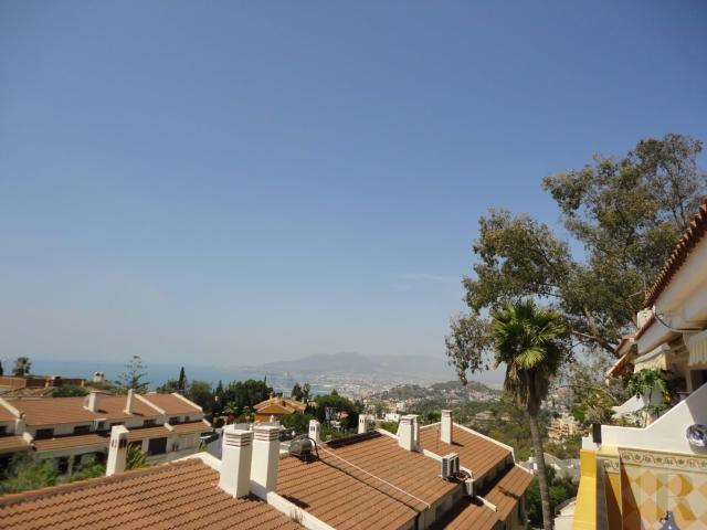 Espectacular chalet adosado en Cerrado de Calderón con vistas panorámicas al mar y la bahía de Málaga