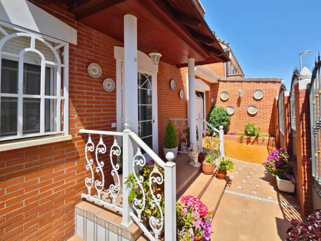ESPECTACULAR CHALET ADOSADO EN PARLA