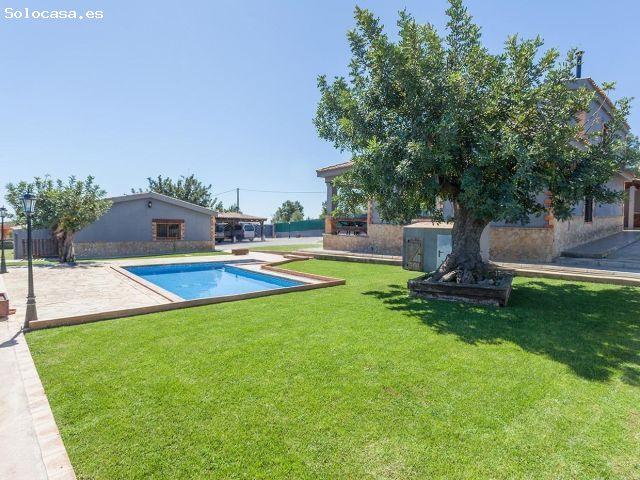 ESPECTACULAR CHALET CON PISCINA Y 2450M DE TERRENO