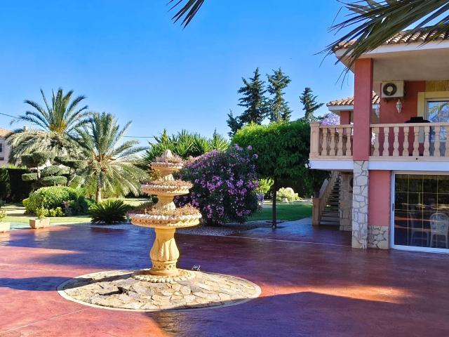ESPECTACULAR CHALET EN CRTA. CASTALLA