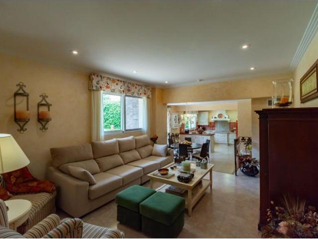 Espectacular chalet en parcela de 2378 m2 con piscina en Tentegorra