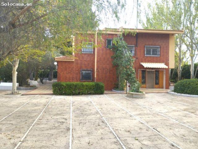 ESPECTACULAR CHALET EN SAX CON PISCINA Y PISTA DE TENIS