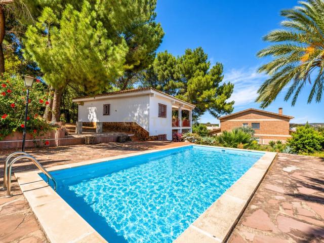 ¡Espectacular chalet en una ubicación privilegiada con piscina y todos los servicios!
