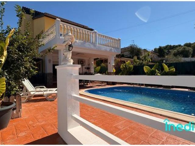 Espectacular chalet independiente con piscina y vistas despejadas en Costa Cunit