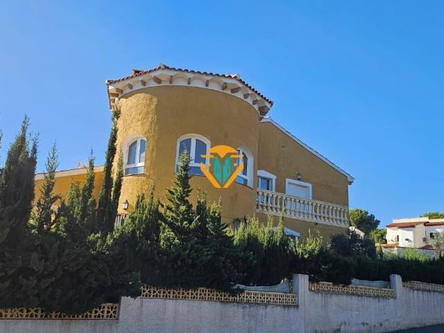 Espectacular Chalet independiente en La Nucia de esquina!