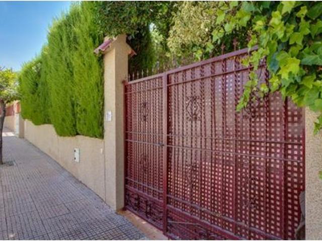 ESPECTACULAR CHALET INDEPENDIENTE EN PARCELA DE 502 M² CON PISCINA PRIVADA, SOLÁRIUM Y ORIENTACIÓN S