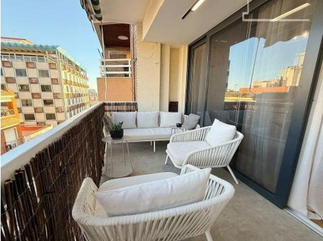 ¡ESPECTACULAR! AMPLIO, MODERNO Y REFORMADO CON TERRAZA, CERCA DEL PUERTO