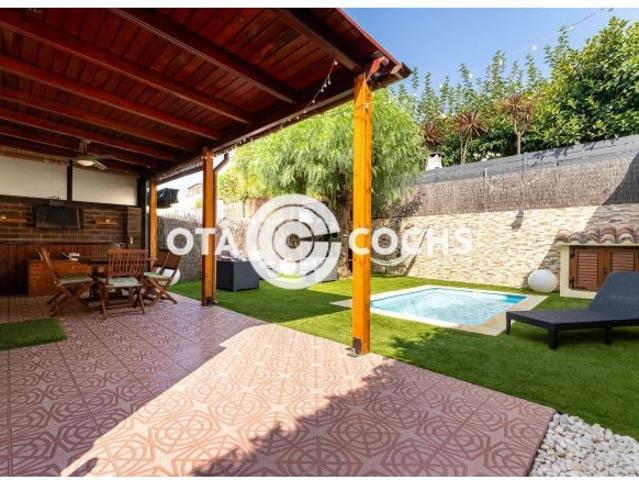 ESPECTACULAR ADOSADO CON PISCINA EN REUS