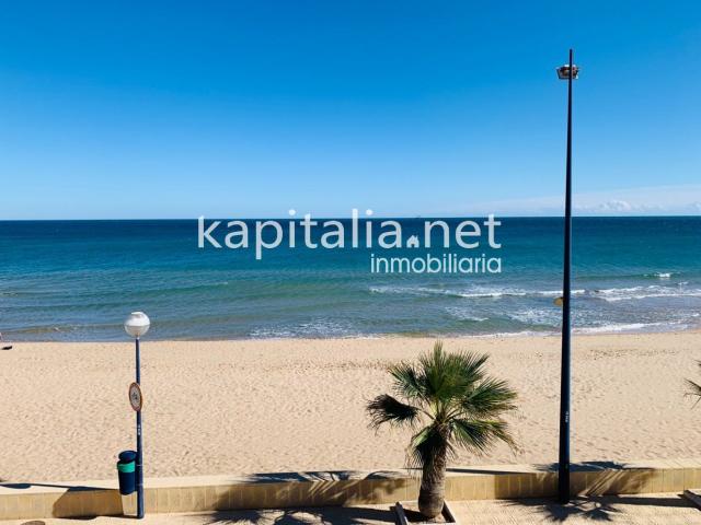 Espectacular adosado en primera línea de la playa Miramar