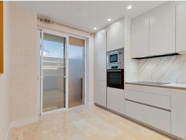 Espectacular apartamento de vanguardia totalmente renovado, situado en la única urbanización proteg