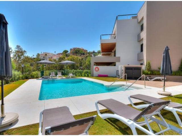 Espectacular apartamento en planta jardín en alquiler en una zona muy selecta con vistas a un lago