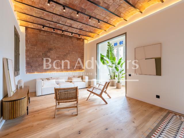 Espectacular apartamento reformado con elementos originales en el Eixample