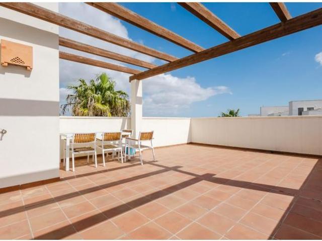 ESPECTACULAR ÁTICO CON VISTA DESPEJADA Y PISCINA COMUNITARIA