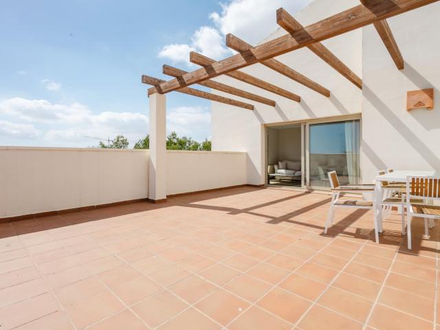 ESPECTACULAR ÁTICO CON VISTA DESPEJADA Y PISCINA COMUNITARIA