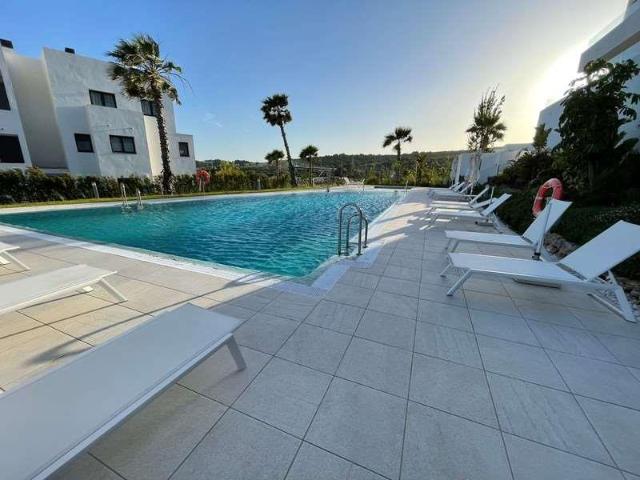 ESPECTACULAR ÁTICO CON VISTAS AL MAR EN ESTEPONA, ¡NO SE LO PIERDA!