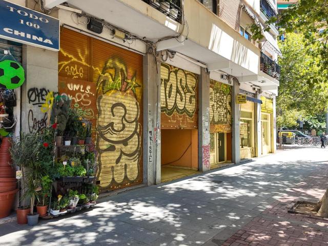 ESPECTACULAR BAJO COMERCIAL CON 7 ESCAPARATES, ESQUINERO Y SALIDA DE HUMOS¡ EN BENIMACLET