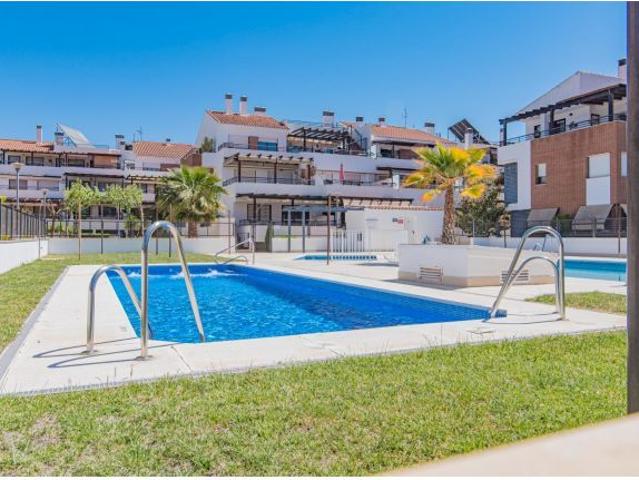 ESPECTACULAR BAJO CON PATIO PRIVADO DE 60 M2 EN URBANIZACIÓN CON PISCINAS Y PÁDEL