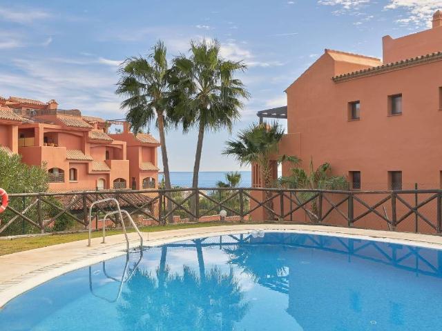 Espectacular bajo de dos dormitorios con vistas al mar, tota. 85m² Estepona