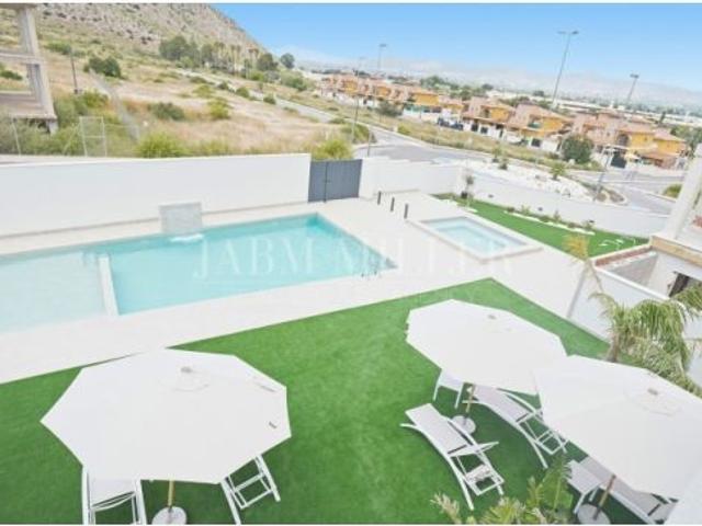 Espectacular Bungalow en Cox Alicante