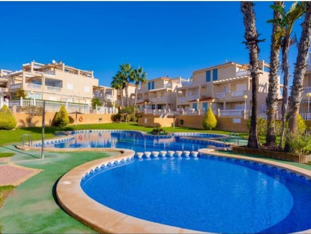 ESPECTACULAR BUNGALOW EN PLANTA BAJA CON PISCINA PRIVADA, GRAN PARCELA Y GARAJE CERRADO EN ORIHUELA