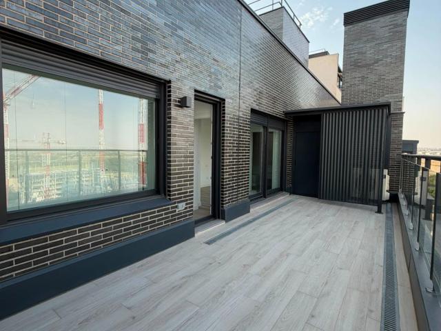 Espectacular DÚPLEX a ESTRENAR con TERRAZA, PISCINA, 2 PLAZAS DE GARAJE Y TRASTERO en VALDEBEBAS