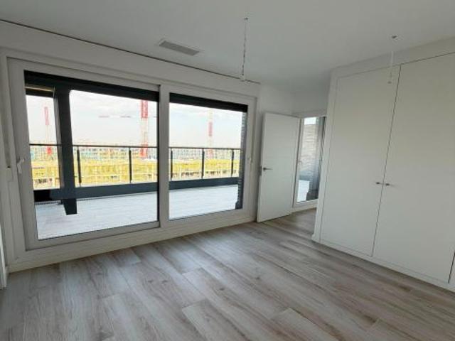 Espectacular DÚPLEX a ESTRENAR con TERRAZA, PISCINA, 2 PLAZAS DE GARAJE Y TRASTERO en VALDEBEBAS