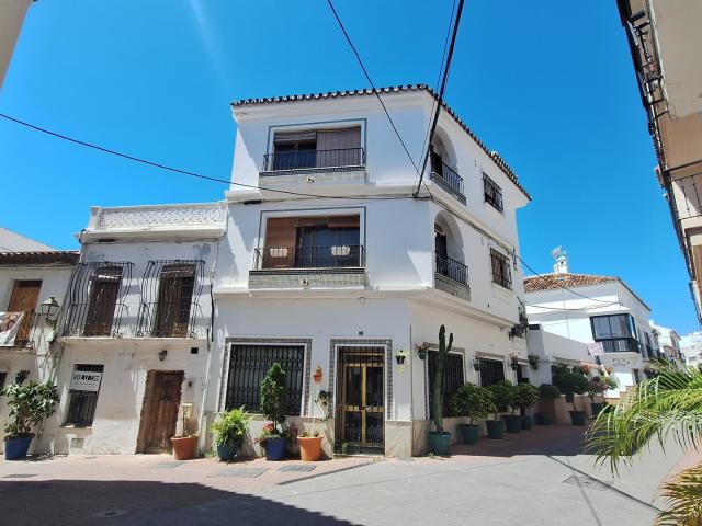 Espectacular edificio con un local comercial y dos apartamen. 265m² Estepona