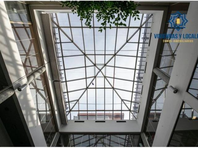 Espectacular edificio a las puertas de Granada, con un uso terciario, con 5 plantas