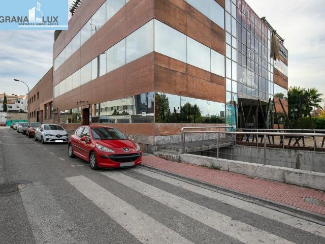 Espectacular edificio a las puertas de Granada, con un uso terciario, con 5 plantas