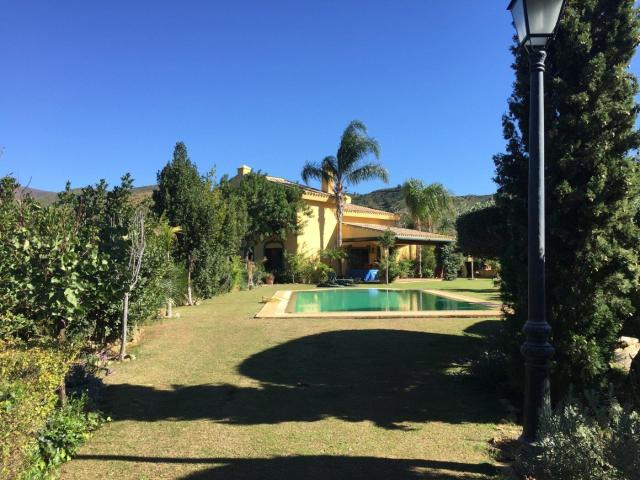 Espectacular finca con más de 10.000 M2 de parcela en una ma. 375m² Puerto de Ojen