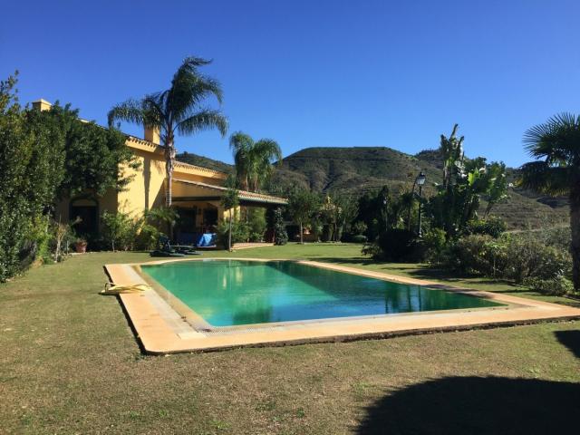 Espectacular finca con más de 10.000 M2 de parcela en una ma. 375m² Puerto de Ojen